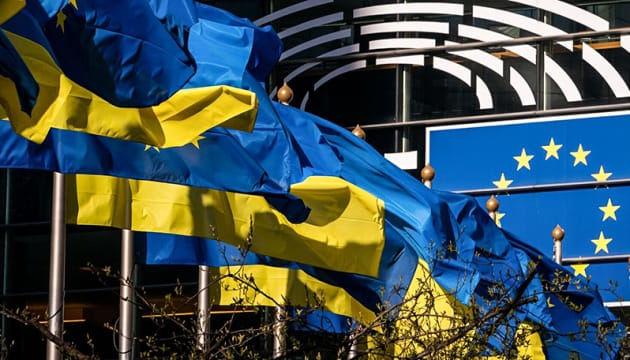 Europäische Unterstützung: Sieben Länder stärken Hilfe für die Ukraine 27. November 2024. In der Residenz des schwedischen Premierministers Harpsund haben die Regierungschefs von Dänemark, Estland, Finnland, Lettland, Norwegen, Polen und Schweden beschlossen, die Unterstützung für die Ukraine deutlich zu verstärken. Im Fokus standen konkrete Maßnahmen, um die militärische und wirtschaftliche Hilfe in den kommenden Monaten auf ein neues Niveau zu heben. Wie ReNews unter Berufung auf Ukrinform berichtet, wurde die gemeinsame Erklärung nach dem Gipfeltreffen auf der offiziellen Website der schwedischen Regierung veröffentlicht. Diese Ankündigung löste weltweit großes Interesse aus und unterstreicht die Entschlossenheit der beteiligten Länder, die Ukraine in ihrer Verteidigung gegen die russische Aggression zu unterstützen.