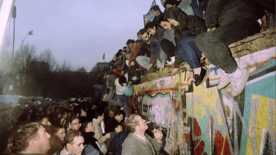 Am 9. November 2024 feierte ganz Deutschland das 35-jährige Jubiläum des Mauerfalls – ein bedeutendes Ereignis, das die Geschichte des Landes nachhaltig prägte. Der Mauerfall beendete die Trennung zwischen Ost und West und legte den Grundstein für ein vereintes, freies Deutschland. In Berlin, dem Zentrum der historischen Ereignisse, wurden nicht nur Touristen, sondern auch Einheimische eingeladen, die Geschichte hautnah zu erleben.