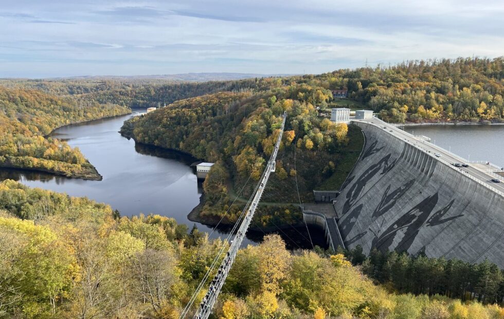 Ein unvergesslicher Wochenendtrip erwartet dich an der Titan RT im Harz – Deutschlands längster Hängebrücke. Dieses beeindruckende architektonische Meisterwerk verbindet Abenteuer, Natur und spektakuläre Ausblicke zu einem einzigartigen Erlebnis. Perfekt für Familien und Freunde, die das Wochenende besonders gestalten möchten. Wie ein unbekannter Autor sagte: 'Der Harz ist nicht nur ein Ort der Natur, sondern auch ein Rückzugsort für die Seele.' Ob mit dem Deutschlandticket oder dem Auto – die Anreise ist einfach, und der Harz verspricht Momente, die begeistern und inspirieren.