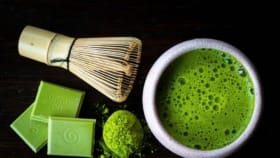 Entdecke, wie TikTok und Social Media den globalen Hype um Matcha auslösen. Vom steigenden Druck auf Japans Teeindustrie bis hin zu Matcha als Lifestyle-Trend in Deutschland – ein spannender Einblick in die Welt des grünen Tees.