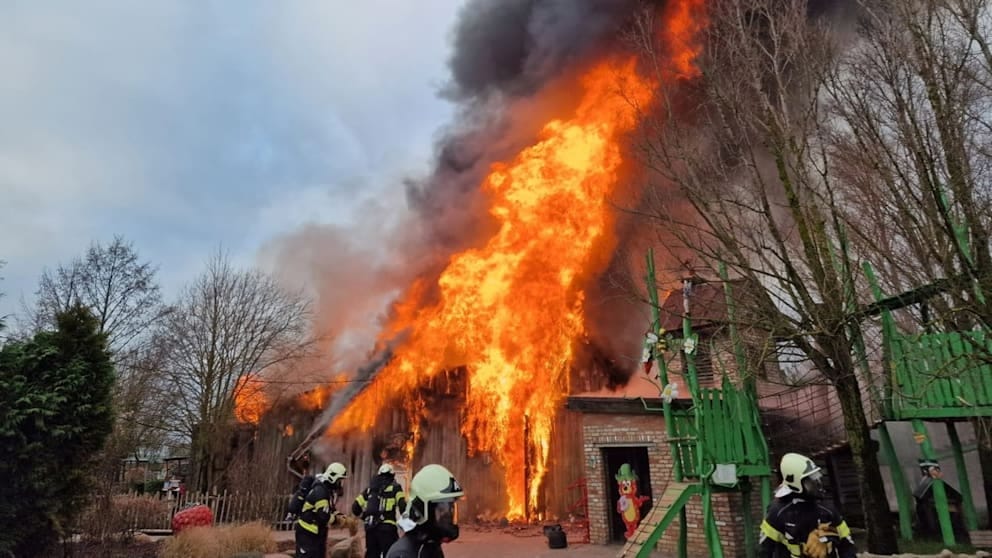 Großbrand an Heiligabend bei Karls Erdbeerhof: Traktorbahn zerstört – Wiedereröffnung am 1. Weihnachtsfeiertag