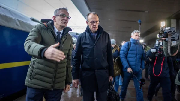 CDU-Kanzlerkandidat Merz mit dem deutschen Botschafter in der Ukraine, Martin J&auml;ger (l.) Foto: Michael Kappeler / dpa