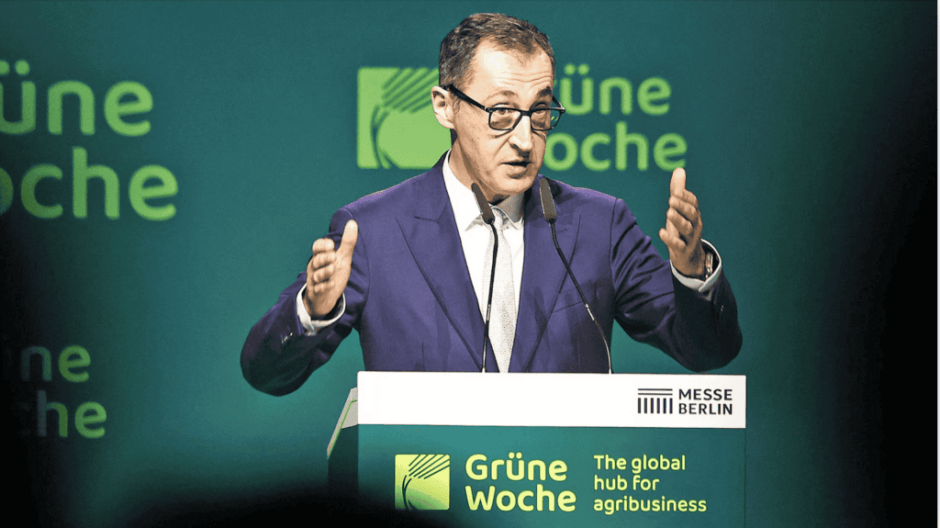 Grüne Woche 2025 in Berlin: Über 300.000 Besucher, 70+ Länder, Gastland Italien, Cem Özdemir betont Landwirtschaftsschutz, regionale Spezialitäten, Innovation und Nachhaltigkeit.