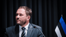 Estlands Außenminister Tsahkna fordert die EU auf, TikTok zu verbieten. Er warnt vor Desinformationen, Datenrisiken und der Beeinflussung demokratischer Prozesse.