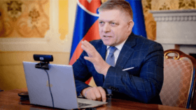 Premierminister Fico ruft den Sicherheitsrat zusammen. Gefahr von Besetzung staatlicher Gebäude durch Opposition. Präventivmaßnahmen geplant.