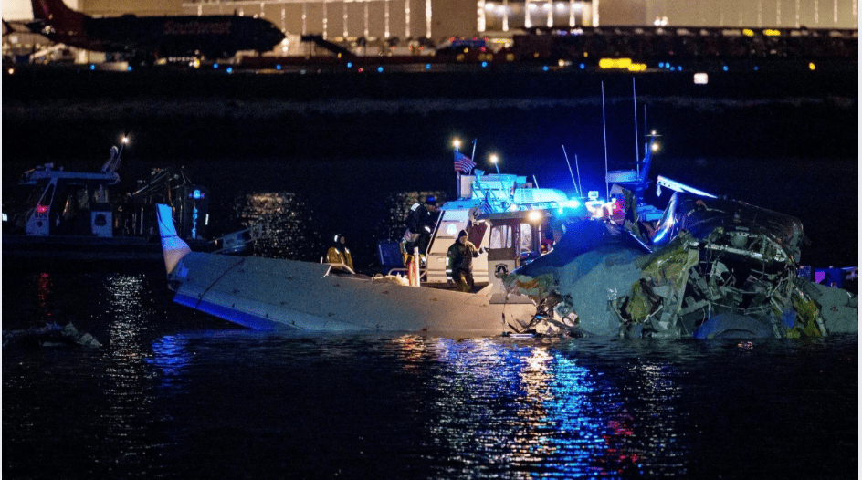 Flugzeugkollision nahe Washington: Ein American Airlines-Jet kollidierte mit einem Militärhubschrauber. Alle 67 Insassen kamen ums Leben. Trump fordert Antworten.