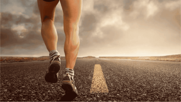 Bereite dich auf deinen ersten Halbmarathon vor: Trainingsplan, Ernährung, mentale Tipps und Fehler vermeiden. Alles, was du für 21,1 km wissen musst!