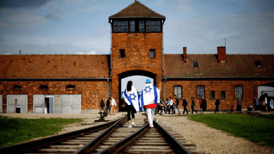 Gedenkstätten und Veranstaltungen zum Holocaust-Gedenktag am 27. Januar in Deutschland: Erinnerungsorte wie Sachsenhausen, Ravensbrück und das Holocaust-Mahnmal in Berlin.