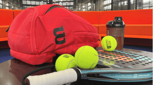 Padel-Tennis boomt in Deutschland mit über 200 Plätzen. Erfahren Sie hier, was Padel ist, wie man es spielt, und warum es so beliebt ist – auch ohne Mitgliedschaft.