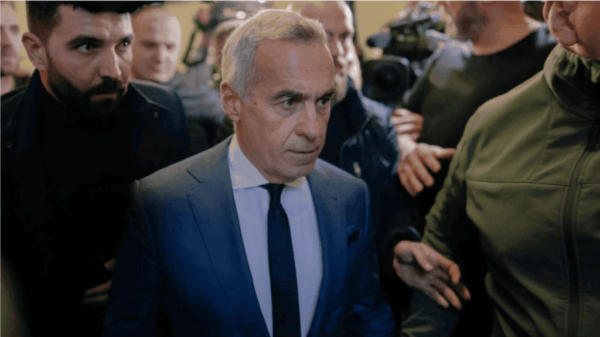 Călin Georgescu, ultrarechter Kandidat in Rumänien, verliert Klage gegen Wahlergebnis. Gericht bestätigt Unregelmäßigkeiten in seiner Kampagne.