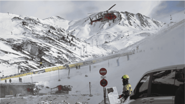 Ein Spanien Skilift Unfall im Skigebiet Astún forderte 30 Verletzte, 10 davon schwer. Ursache des Vorfalls ist unklar, Rettungskräfte waren stundenlang im Einsatz.