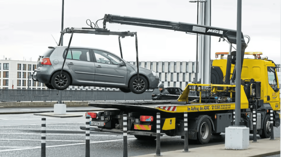 Parkgebühr von 200.000 Euro: VW Golf blockiert Kurzzeitparkplatz am BER für über ein Jahr und wird endlich abgeschleppt. Doch wer zahlt die astronomische Summe? Lesen Sie die Hintergründe!