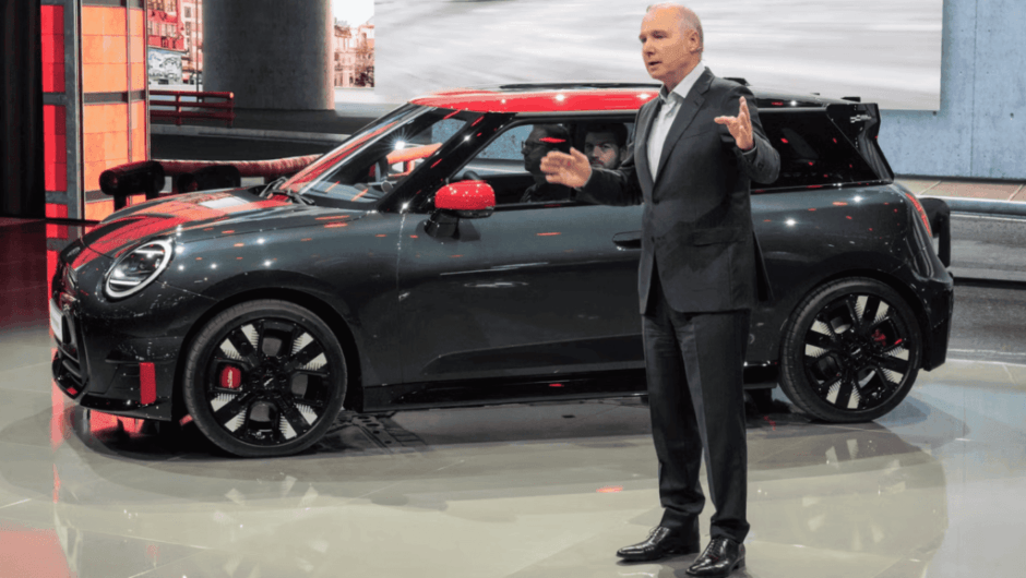 BMW setzt weiter auf Verbrenner, während VW günstige Elektroautos bringt. Warum dieser hybride Ansatz BMW einen Vorteil verschafft, erfährst du hier!