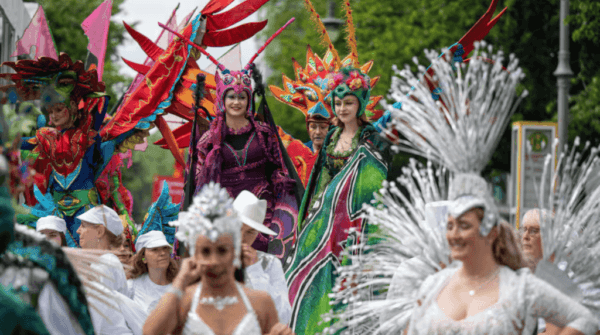 Der Karneval der Kulturen zieht 2025 nach Friedrichshain. Neue Route, Termine, Verkehrstipps & Hintergrundinfos zum größten Berliner Straßenfest!