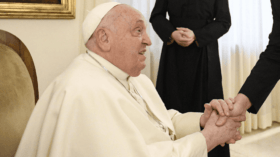 Papst Franziskus wurde mit einer Atemwegsinfektion in die Gemelli-Klinik eingeliefert. Der Vatikan gibt Entwarnung, doch Fragen zur Gesundheit des Pontifex bleiben.