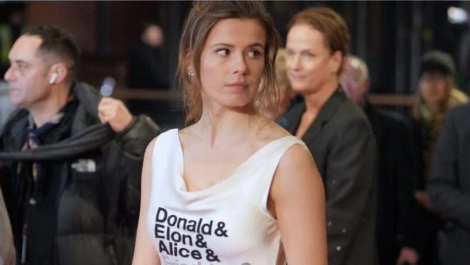 Luisa Neubauer schockiert auf der Berlinale mit einem provokanten Kleid gegen Merz, Trump & Weidel. Klimaprotest, Politik, Rechtsruck und Demokratie im Fokus.