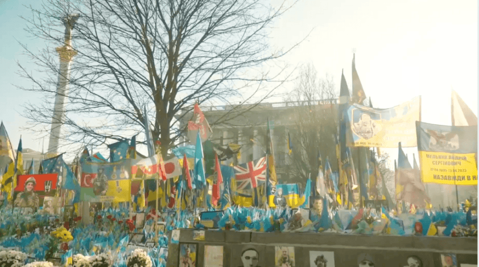 Beim „Support Ukraine“-Gipfel am 24. Februar bekräftigten über 40 Staats- und Regierungschefs ihre Unterstützung für die Ukraine. Neue Hilfspakete, Waffenlieferungen und Sanktionen gegen Russland wurden beschlossen.