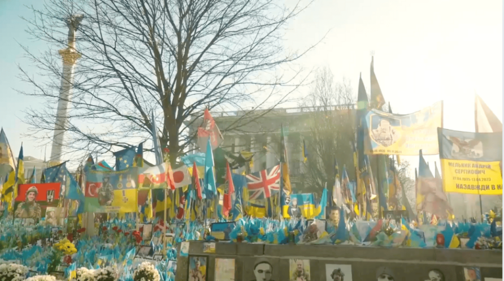 Beim „Support Ukraine“-Gipfel am 24. Februar bekräftigten über 40 Staats- und Regierungschefs ihre Unterstützung für die Ukraine. Neue Hilfspakete, Waffenlieferungen und Sanktionen gegen Russland wurden beschlossen.