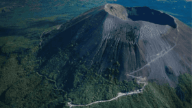 Wie der Vesuv Pompeji zerstörte und warum er noch aktiv ist. Erfahre die Geschichte der Eruption, aktuelle Gefahren und wie du Vesuv & Pompeji besuchen kannst.