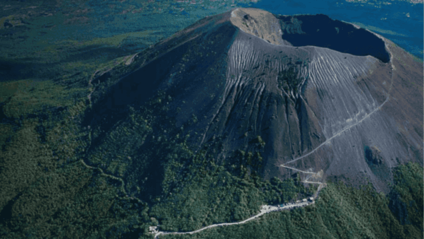 Wie der Vesuv Pompeji zerstörte und warum er noch aktiv ist. Erfahre die Geschichte der Eruption, aktuelle Gefahren und wie du Vesuv & Pompeji besuchen kannst.