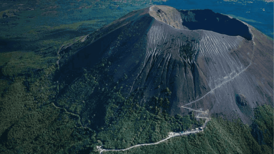 Wie der Vesuv Pompeji zerstörte und warum er noch aktiv ist. Erfahre die Geschichte der Eruption, aktuelle Gefahren und wie du Vesuv & Pompeji besuchen kannst.