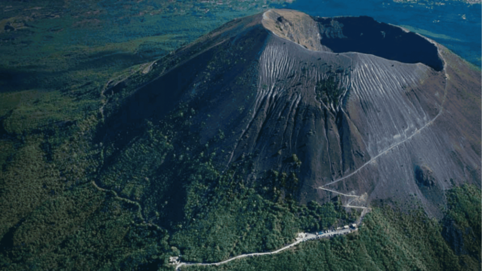 Wie der Vesuv Pompeji zerstörte und warum er noch aktiv ist. Erfahre die Geschichte der Eruption, aktuelle Gefahren und wie du Vesuv & Pompeji besuchen kannst.