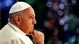 Papst Franziskus in kritischem Zustand nach Atemkrise. Bluttransfusion notwendig. Der Vatikan bleibt vorsichtig mit Prognosen. Was ist bekannt?