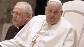 Papst Franziskus ist schwer krank, doch noch am Leben. Die Nachfolgedebatte im Vatikan nimmt Fahrt auf. Wer könnte sein Erbe antreten? Alle Hintergründe hier!