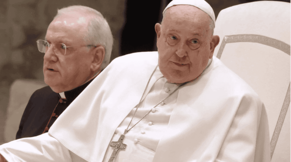 Papst Franziskus ist schwer krank, doch noch am Leben. Die Nachfolgedebatte im Vatikan nimmt Fahrt auf. Wer könnte sein Erbe antreten? Alle Hintergründe hier!