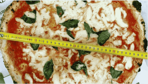 Entdecken Sie die Geschichte der neapolitanischen Pizza und die berühmte L’Antica Pizzeria da Michele in Neapel. Erfahren Sie die Unterschiede zwischen Pizza Marinara und Margherita und warum Julia Roberts hier ihre legendäre Pizza aß.