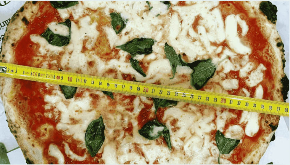 Entdecken Sie die Geschichte der neapolitanischen Pizza und die berühmte L’Antica Pizzeria da Michele in Neapel. Erfahren Sie die Unterschiede zwischen Pizza Marinara und Margherita und warum Julia Roberts hier ihre legendäre Pizza aß.