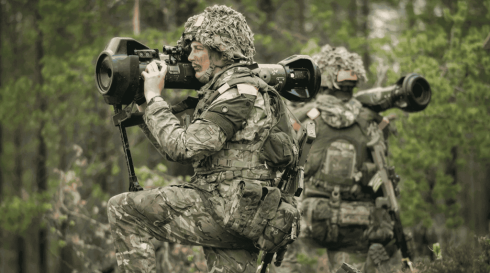 London hält eine kleine EU-Truppe oder Fernüberwachung für ausreichend, während Selenskyj 100.000 Soldaten fordert. Uneinigkeit in Europa über Ukraine-Sicherheitsstrategie.