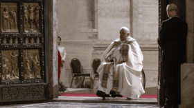 Vatikan: Papst Franziskus leidet an beidseitiger Lungenentzündung. Der Gesundheitszustand erfordert eine intensive Behandlung. Der Vatikan bittet um Gebete.