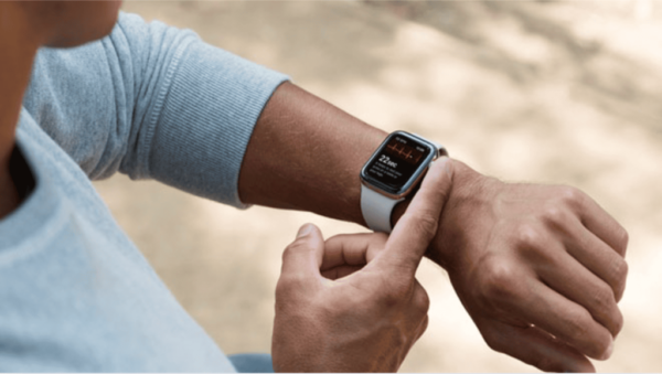 Apple testet Kameras und KI für neue Apple-Watch-Modelle. Bis 2027 sollen smarte Funktionen wie visuelle Erkennung auch in AirPods verfügbar sein.