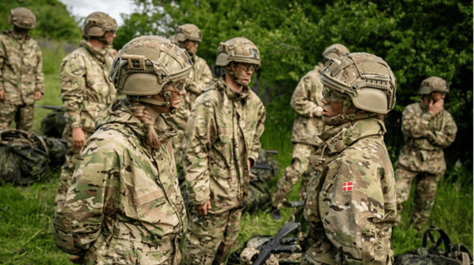 Dänemark führt ab 2026 die Wehrpflicht für Frauen ein, um die Armee zu stärken. Es ist das dritte NATO-Land, das Frauen verpflichtend einzieht.
