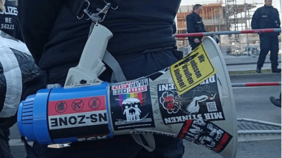 Am 22. März ziehen hunderte Rechtsextreme durch Berlin-Friedrichshain. Start ist am Ostkreuz. Die Route verläuft durch zentrale Straßen des Bezirks. Gegendemonstrationen, Musikaktionen und Blockaden begleiten den Aufmarsch.