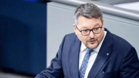 Skandal zum Auftakt: Die AfD stört die erste Bundestagssitzung mit lautem Protest, Angriffen und Symbolpolitik – und stellt die neue Präsidentin sofort auf die Probe.