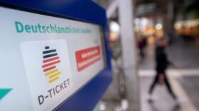 Deutschlandticket soll bis 2026 bleiben, ab 2027 aber sozialverträglich teurer werden. Geplant ist auch eine Bahnreform. Renewz berichtet mit allen Details.