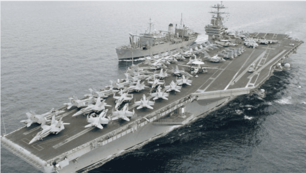 Huthi-Rebellen greifen US-Flugzeugträger im Roten Meer an. Reaktion auf Luftangriffe der USA gegen Jemen. Eskalation im Nahen Osten droht.