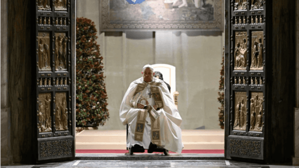 Papst Franziskus setzt trotz Krankenhausaufenthalt umfassende Reformen in der katholischen Kirche durch. Ein klares Signal für seinen Verbleib im Amt.