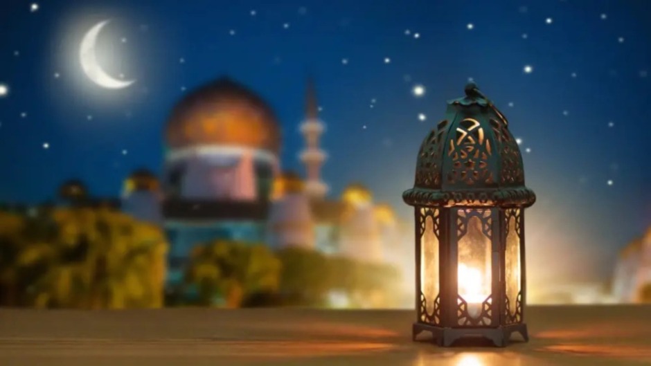 Was bedeutet das Zuckerfest für Muslime weltweit? Erfahre, wie Eid al-Fitr gefeiert wird, wann Ramadan endet und warum nicht alle Länder am gleichen Tag feiern.