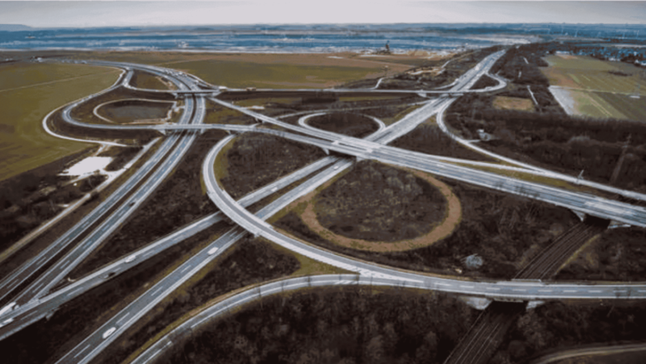 2025 bringt viele Neuerungen für Autofahrer: mehr Pauschale, neue E-Auto-Förderung, Mautmodelle, Tempolimit-Debatte und teureres Deutschlandticket.