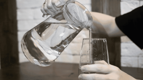Warum sollte man Wasser nicht im Stehen trinken? Erfahre, wie sich deine Haltung auf Verdauung, Gelenke und Nervensystem auswirkt – mit Tipps aus Medizin und Ayurveda.