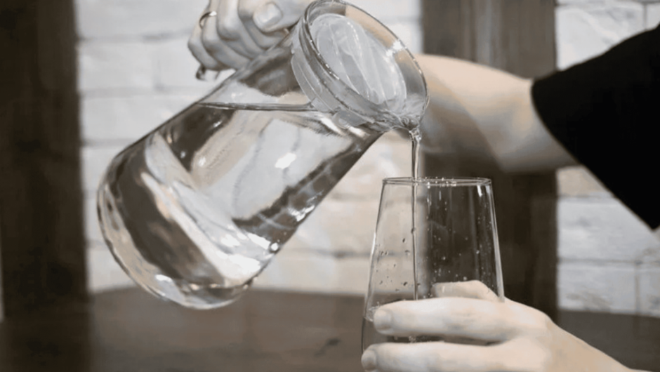 Warum sollte man Wasser nicht im Stehen trinken? Erfahre, wie sich deine Haltung auf Verdauung, Gelenke und Nervensystem auswirkt – mit Tipps aus Medizin und Ayurveda.