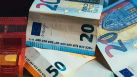 Was bedeutet es, wenn du von Geld träumst? Entdecke psychologische, spirituelle und kulturelle Deutungen von Geldträumen und was sie über deine Wünsche, Ängste und Lebensziele verraten.