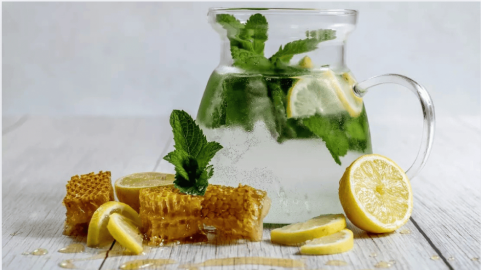 Zitronenwasser am Morgen: Stärkt Verdauung, Immunabwehr und Haut. Risiken, Studien und Tipps zur richtigen Anwendung. Gesund, hydratisierend, erfrischend, basisch, Vitaminreich