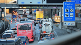 Berlin im Stau! Vollsperrung der A100 wegen Brückenschäden sorgt für Chaos. Pendler brauchen mehr Zeit, der Senat sucht Lösungen. Jetzt mehr erfahren!