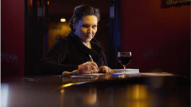 Anna R., Sängerin von Rosenstolz, starb mit 55 Jahren. Ihre Hits wie „Liebe ist alles“ prägten die Popmusik. Fans und Weggefährten trauern um sie.