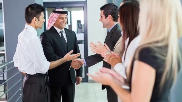 Arabisch fürs Business: 15 wichtige arabische Wörter mit deutscher Bedeutung und Anwendung für Meetings, E-Mails und Verhandlungen – ohne Schriftzeichen, mit Aussprache.