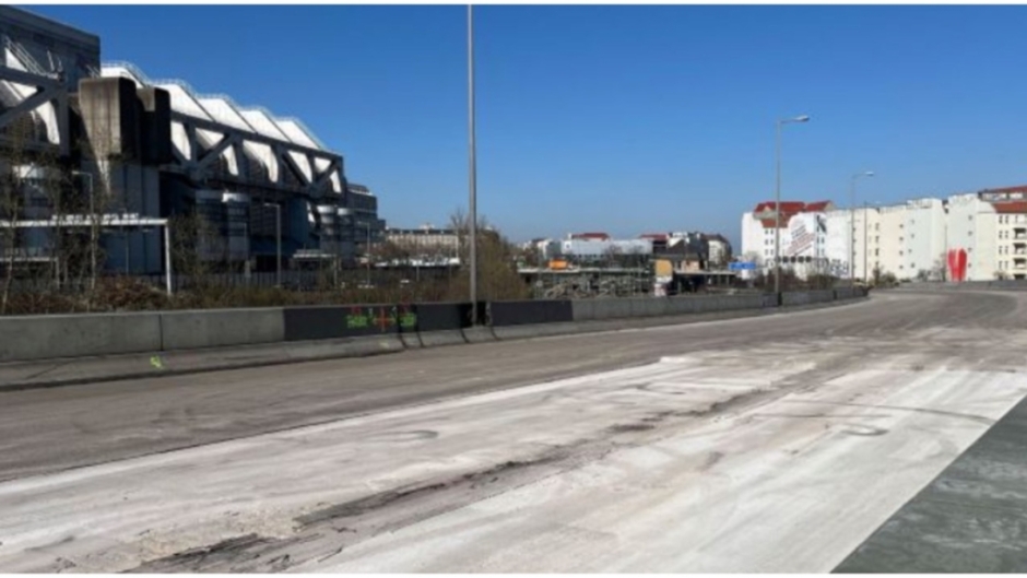 Ringbahn Berlin unterbrochen: Brücke an der A100 beschädigt. Entscheidung über Abriss oder Stützung soll nächste Woche fallen. Nahverkehr massiv eingeschränkt.